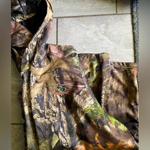 MossyOak brand sweatshirt with built in gator 2XL